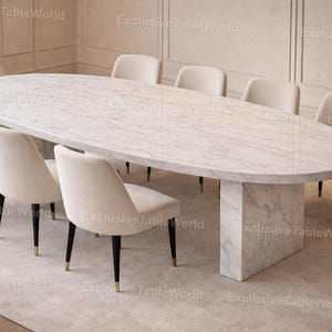 Puede incluir: Una mesa de comedor ovalada de mármol con base a juego, rodeada de diez sillas color crema con patas negras y detalles dorados. La mesa y las sillas están sobre una alfombra beige claro, creando un conjunto de comedor cohesivo.
