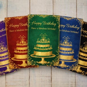 Op de afbeelding: Een witte keramische mok met een zwart handvat en de tekst "But First, Coffee" in een vetgedrukte, zwarte letter. De mok staat tegen een vage achtergrond, wat een gezellige setting suggereert.