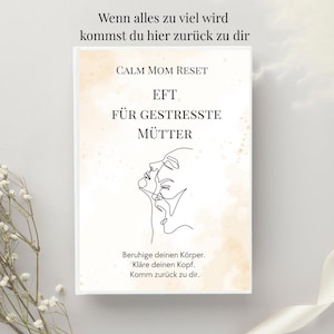 Op de afbeelding: Een rechthoekige boekomslag met een licht perzikkleurige aquarelachtergrond. De tekst luidt: CALM MOM RESET, EFT FÜR GESTRESSTE MÜTTER, Beruhige deinen Körper. Kläre deinen Kopf. Komm zurück zu dir. Een zwarte lijntekening van een gezicht is gecentreerd.