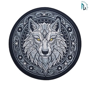 Puede incluir: Un parche bordado circular que presenta una cabeza de lobo detallada en tonos grises y blancos con ojos amarillos penetrantes. El lobo está centrado dentro de un borde decorativo de intrincados patrones de nudos y pequeñas estrellas blancas.