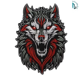 Pode incluir: Um emblema bordado apresentando uma cabeça de lobo rosnando com dentes afiados, orelhas pontudas e olhos vermelhos brilhantes. O design usa uma paleta de fios pretos, brancos e vermelhos para criar uma ilustração detalhada e texturizada.
