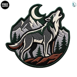 Puede incluir: Un parche bordado que muestra un lobo gris y blanco aullando a una luna creciente blanca. La escena incluye pinos de color verde oscuro, picos de montañas de color gris claro y un primer plano rocoso marrón, todo con un borde verde oscuro.