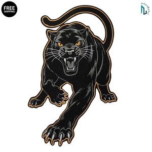 Puede incluir: Un parche bordado que muestra una pantera negra en posición de acecho con la boca abierta, mostrando dientes afilados. La pantera tiene ojos amarillos, bigotes blancos y garras plateadas, todo delineado con un borde dorado sobre fondo negro.