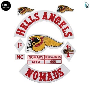 Könnte beinhalten: Eine Sammlung bestickter Aufnäher mit dem Text HELLS ANGELS und NOMADS in Rot auf weißem Hintergrund. Enthält ein zentrales geflügeltes Totenkopf-Emblem, zwei rautenförmige 1%-Aufnäher und rechteckige Etiketten mit Text wie AFFA und 666.