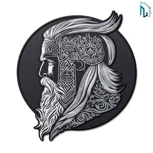 Pode incluir: Um emblema bordado preto de formato circular apresentando uma ilustração detalhada em tom prateado do perfil de uma figura barbuda com cabelos longos e fluidos, usando um capacete ornamentado com padrões geométricos e espirais intrincados.