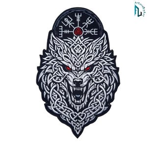 Op de afbeelding: Een geborduurde patch met een grommende wolvenkop met witte vacht en rode ogen, omringd door ingewikkeld wit Keltisch vlechtwerk. Boven de wolf bevindt zich een zwart cirkelvormig embleem met witte runensymbolen en een kleine rode Valknut.