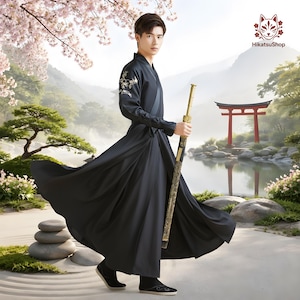 Puede incluir: Una persona con un atuendo tradicional asiático negro con bordados dorados en las mangas, sosteniendo una espada dorada. El atuendo incluye una túnica larga y fluida. El fondo presenta un jardín japonés con una puerta torii roja y un estanque.