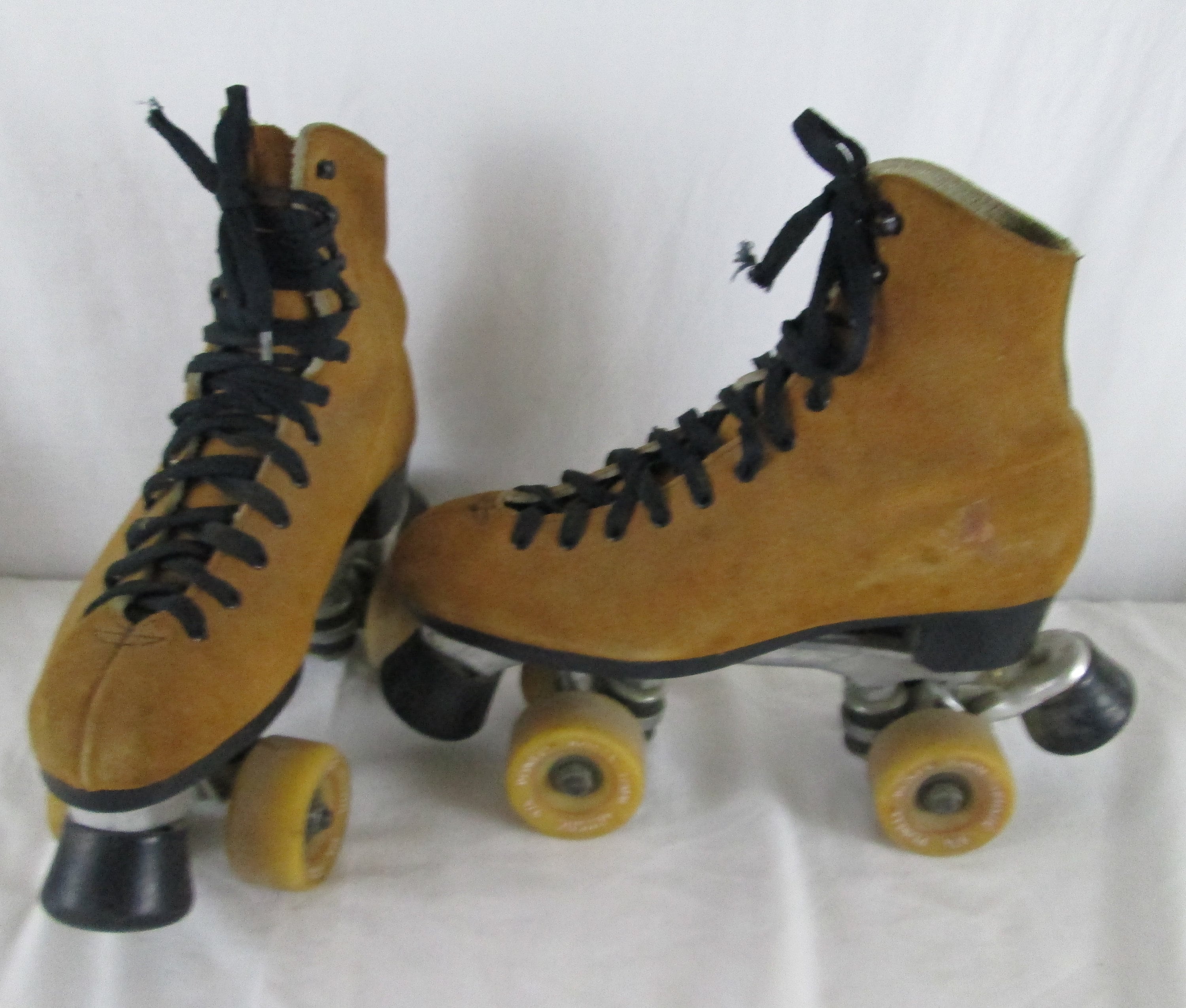 suede skates