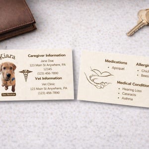 Puede incluir: Dos tarjetas de visita para el cuidado de mascotas con una cartera de cuero marrón y llaves. Una tarjeta presenta un cachorro Labrador, el nombre "Kiara" e información veterinaria. La otra tarjeta enumera medicamentos, alergias y afecciones médicas.
