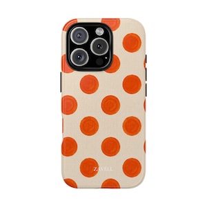 Op de afbeelding: Een smartphonehoesje met een lichtbeige achtergrond met een herhalend patroon van effen oranje cirkels. Het hoesje heeft een zwarte camera-uitsparing in de linkerbovenhoek en het woord ZAVELL staat in kleine witte letters onderaan het midden.