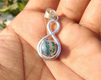 Colgante de infinito de ágata musgosa hecho a mano en plata de ley 925. Piedra preciosa verde única inspirada en la naturaleza.