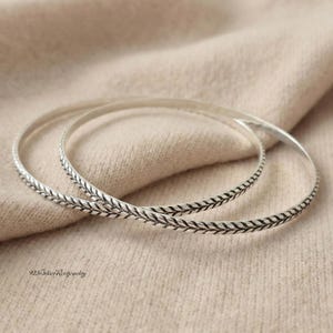 Bracelets texturés en argent sterling 925 oxydé, faits à la main • Ensemble de bracelets bohèmes à empiler au quotidien