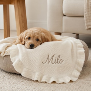 Personalisierte gestrickte Haustierdecke, individuell gestickter Hundewurf, gemütliches Haustierbett mit Rüschenkante