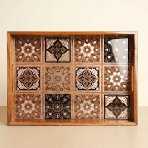 Pode incluir: Uma placa de madeira rústica com o texto "Welcome to our home" em estilo manuscrito. A placa apresenta um acabamento desgastado e um design simples e convidativo, perfeito para uma varanda ou entrada.