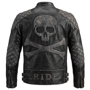 Puede incluir: Chaqueta de cuero negra con un diseño de calavera y huesos cruzados en la espalda. La chaqueta tiene parches acolchados en hombros y codos, cuello alzado y la palabra "RIDE" en relieve en la parte inferior.