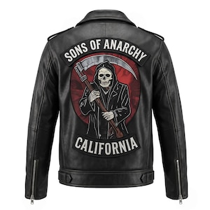 Op de afbeelding: Zwarte leren jas met ritssluiting en klassieke kraag. De achterkant heeft een patch met de tekst "SONS OF ANARCHY" boven een afbeelding van een zeisdrager en het woord "CALIFORNIA" eronder.