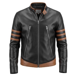 Könnte beinhalten: Eine schwarze Lederjacke mit Stehkragen und braunem Besatz, durchgehendem Frontreißverschluss und zwei vertikalen Reißverschlusstaschen auf der Brust. Die Ärmel haben drei horizontale braune Streifen und der Saum ist mit einem braunen Lederband versehen.