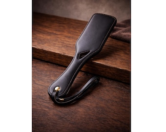 Pala de cuero negro artesanal con mango recortado / Pala de azotes BDSM premium