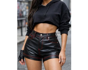 Pantalones cortos de cuero negro con costuras rojas, moda urbana