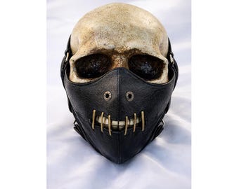 Máscara de calavera gótica de cuero con dientes de metal, arnés ajustable y accesorio para cosplay.