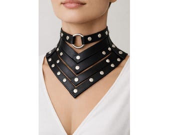 Gargantilla de cuero estilo arnés para el cuello para mujer, estilo gótico punk, hecha a mano en cuero negro.