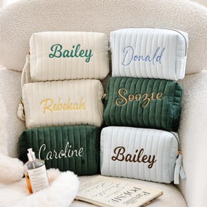 Puede incluir: Un juego de tres cuencos de cerámica anidados en tonos azules, verdes y blancos. Los cuencos presentan un esmalte moteado y un diseño sencillo y moderno. El cuenco más grande mide aproximadamente 15 cm de diámetro.