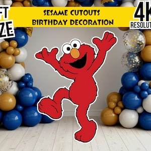Puede incluir: Un gran recorte de Elmo rojo con los brazos levantados, colocado frente a arcos de globos. Los arcos presentan globos azules, dorados, blancos y transparentes. El texto dice "4 FT SIZE" y "SESAME CUTOUTS BIRTHDAY DECORATION".