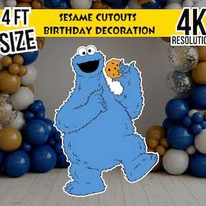 以下が含まれることがあります： クッキーを持った青いクッキーモンスターの切り抜き、誕生日の装飾セットの一部です。画像には「4 FT SIZE」と「SESAME CUTOUTS BIRTHDAY DECORATION」と「4K RESOLUTION」というテキストが含まれています。背景には、青、金、白のバルーンアーチがあります。