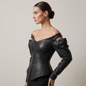 Zwarte leren korsetjas, dames off-shoulder jas met krijtstreepmotief. afbeelding 6