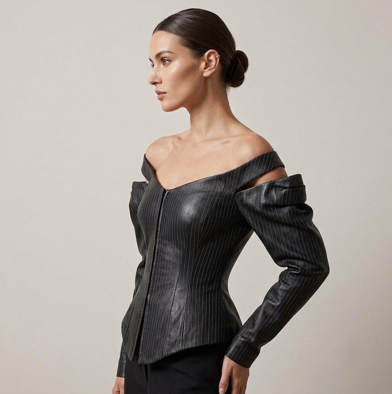 Zwarte leren korsetjas, dames off-shoulder jas met krijtstreepmotief. afbeelding 6