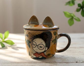 Regalo original para amantes de los libros, taza pintada a mano con diseño de niña adorable y tapa con orejas de gato, taza de cerámica rústica de 380 ml con tapa, regalo literario, original y acogedor para ella.