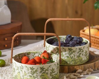 Cesta de frutas de cerámica floral con asa de madera, decoración estilo cottagecore.