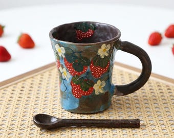 Taza de té de fresa con cuchara, taza grande de cerámica rústica de 400 ml, taza de gres azul rústica hecha a mano, taza para amantes de las fresas estilo cottagecore.
