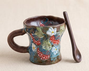 Taza de té de fresa con cuchara, taza pequeña de cerámica para espresso, taza de café con asa gruesa hecha a mano, taza para amantes de las fresas, regalo Hygge