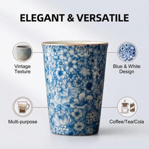 Może przedstawiać: Wysoki ceramiczny kubek z niebiesko-białym kwiatowym wzorem. Kubek ma fakturę vintage i jest oznaczony jako "Elegancki i wszechstronny". Nadaje się do kawy, herbaty lub coli. Projekt jest niebiesko-biały.