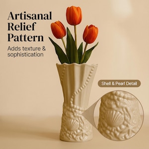 Może przedstawiać: Kremowy wazon z rzemieślniczym wzorem reliefowym, trzymający trzy pomarańczowe tulipany z zielonymi liśćmi. Wazon ma detale muszli i pereł, widoczny jest tekst "Artisanal Relief Pattern".