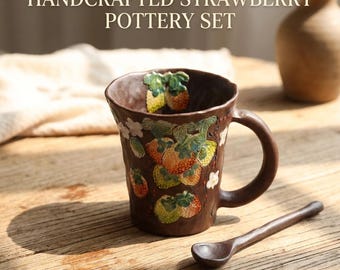Taza de té de fresa con cuchara, taza de cerámica repujada pintada a mano, regalo estilo cottagecore para amantes del café, regalo de inauguración de casa para la mejor amiga.
