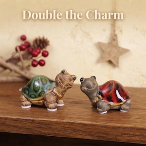 Zestaw 2 figurek ceramicznego żółwia | Urocza figurka żółwia | Miniaturowy ceramiczny akcent zwierzęcy, ręcznie robiony prezent Zen Good Luck w kształcie żółwia morskiego
