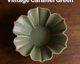 Bol de cerámica vintage color verde caramelo para flores, centro de mesa estilo rústico.