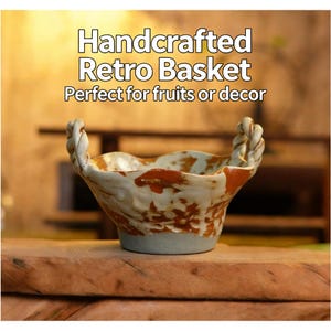 Może przedstawiać: Ręcznie wykonany kosz w stylu retro o unikalnym designie. Ceramiczny kosz ma jasnoniebieską podstawę, białe i brązowe akcenty oraz uchwyty w kształcie liny. Tekst "Handcrafted Retro Basket" jest wyświetlany u góry obrazu.