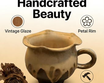 Taza de cerámica hecha a mano con esmalte color beige y borde en forma de pétalo.