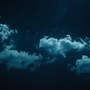 Könnte beinhalten: Ein dunkelblauer Nachthimmel mit flauschigen, türkisfarbenen Wolken und verstreuten Sternen. Die Wolken sind beleuchtet und erzeugen ein sanftes, ätherisches Leuchten vor dem tiefblauen Hintergrund. Das Bild weckt ein Gefühl von Frieden und Staunen.