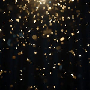 Puede incluir: Un fondo oscuro con una dispersión de confeti dorado y luces bokeh. Las piezas de confeti son rectangulares y están dispersas por toda la imagen, creando un ambiente festivo.