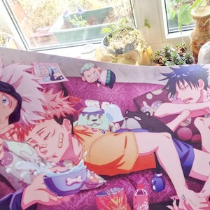 Pode incluir: Uma capa de sofá decorativa roxa e rosa com tema de anime, com vários personagens em várias poses. A capa tem um padrão floral e o texto "ADHI no JUTSU" em um quadrado azul. Os personagens estão em um ambiente descontraído.