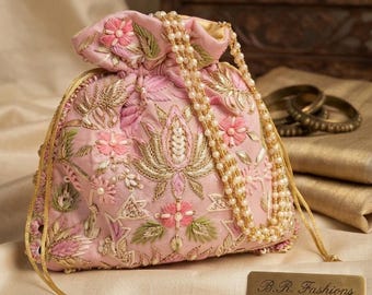 Bolso potli rosa bebé con cordón, bellamente bordado y hecho a mano por artesanos indios.