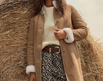 Abrigo de invierno de borrego para mujer, abrigo de cuero marrón, abrigo largo con ribete de piel, chaqueta de invierno cálida para mujer, abrigo clásico con botones delanteros.
