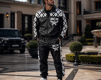 Chaqueta bomber de cuero blanco y negro de MCM, chaqueta de chándal de MCM, ropa urbana de lujo, moda masculina de diseñador, chaqueta con cremallera.