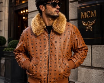 Chaqueta bomber de cuero MCM, chaqueta con monograma color coñac para hombre, chaqueta de invierno con cuello de piel, abrigo de lujo estilo streetwear.