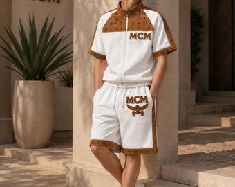 Conjunto deportivo para hombre MCM, chaqueta y pantalón corto de manga corta de diseño de lujo en blanco y marrón, conjunto urbano de verano con monograma.