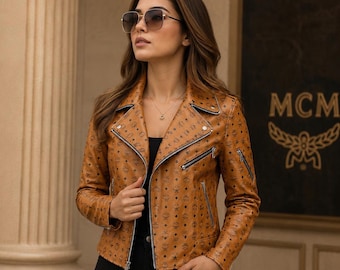 Chaqueta de cuero estilo motero MCM para mujer, chaqueta de moto marrón con monograma, chaqueta corta de estilo motero inspirada en diseñadores, ropa urbana de lujo.
